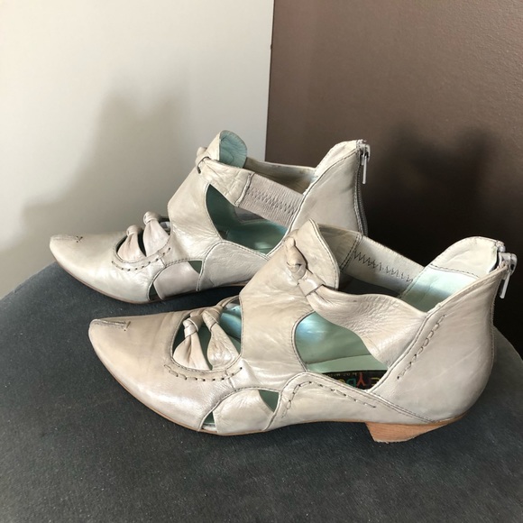 AZ Moda  Beautiful Soft Gray Leather Ankle Booties - Picture 4 of 6